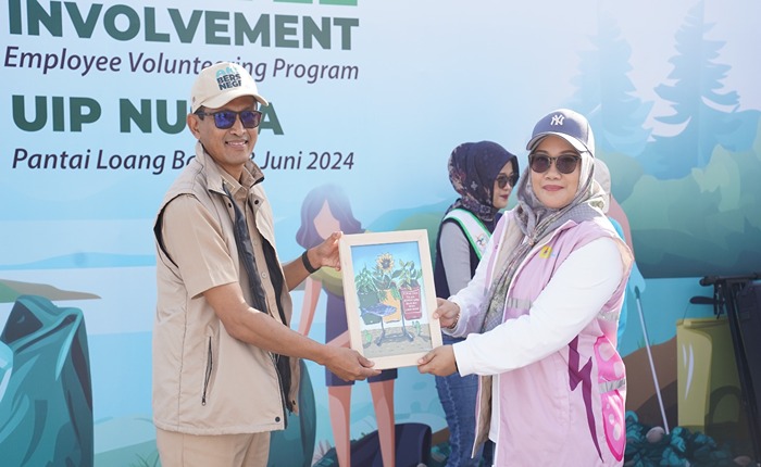 Penyerahan cindramata, SRM KAU, Uky Hapsari, kepada Kepala DLHK, Julmanysah. (Foto: Dok. PLN)