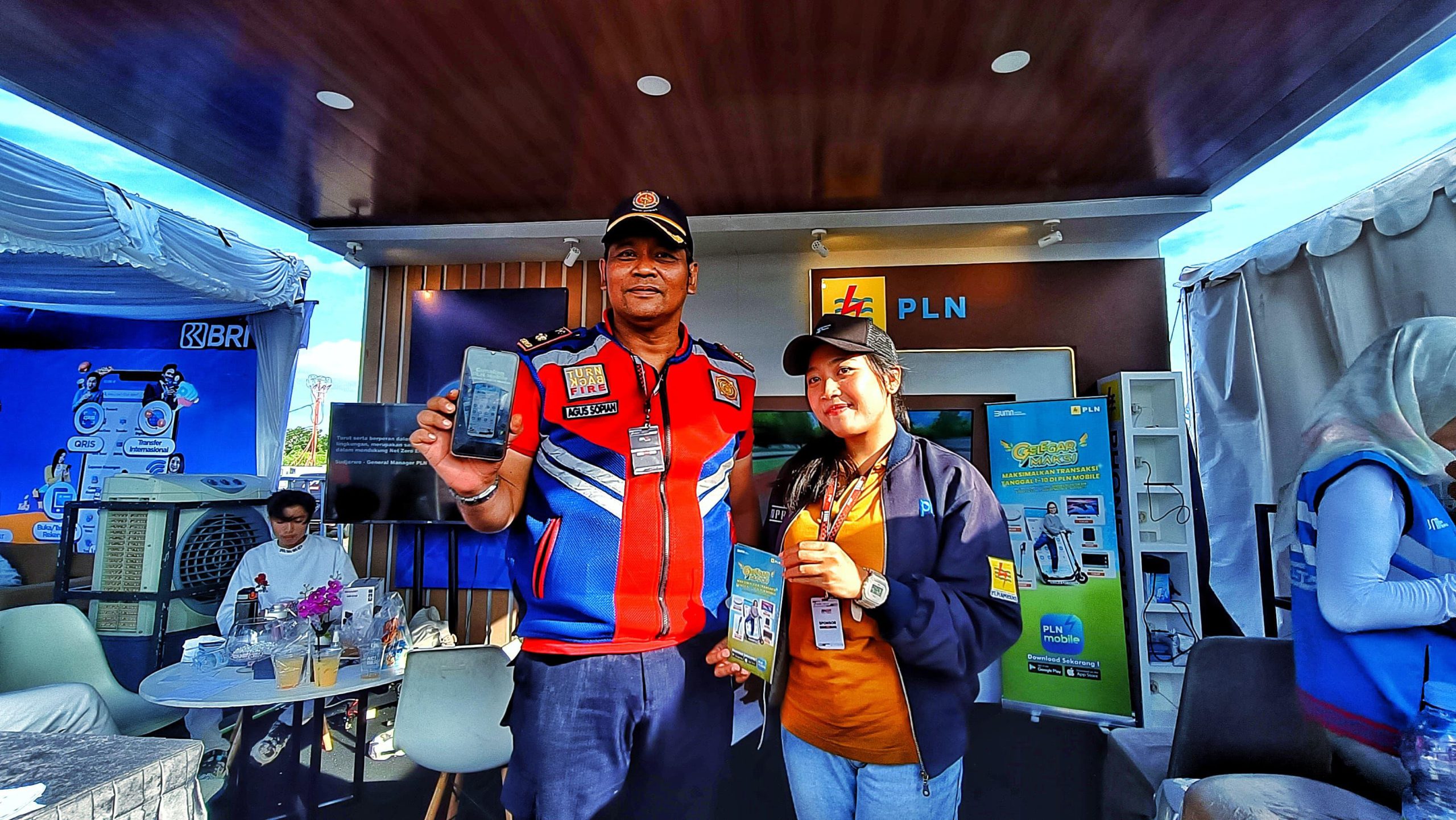 PLN memperkenalkan fitur PLN Mobile di ajang MXGP Selaparang yaitu Electric Vehicle Digital Services (EVDS) yang memudahkan pengguna kendaraan listrik. (Foto: Dok. PLN)