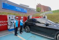 Direktur Utama PLN, Darmawan Prasodjo (kanan) dan General Manager PLN Unit Induk Distribusi Kalimantan Timur dan Kalimantan Utara, Agung Murdifi (kiri) saat melakukan inspeksi kesiapan salah satu lokasi Stasiun Pengisian Kendaraan Listrik Umum (SPKLU) yang terletak di Kementerian Sekretariat Negara di IKN. (Foto: Dok. PLN)