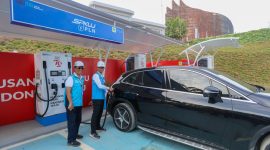 Direktur Utama PLN, Darmawan Prasodjo (kanan) dan General Manager PLN Unit Induk Distribusi Kalimantan Timur dan Kalimantan Utara, Agung Murdifi (kiri) saat melakukan inspeksi kesiapan salah satu lokasi Stasiun Pengisian Kendaraan Listrik Umum (SPKLU) yang terletak di Kementerian Sekretariat Negara di IKN. (Foto: Dok. PLN)