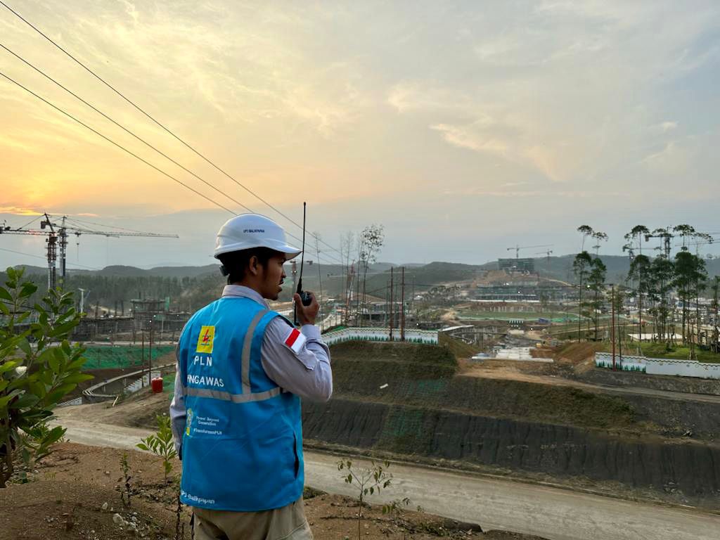 Ilustrasi petugas PLN yang sedang melakukan pengecekan jaringan listrik di IKN.
