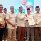 Pasangan H. Hairul Warisin dan HM Edwin Hadiwijaya baru saja menerima tambahan dukungan signifikan dari Partai Gerindra, yang menyerahkan surat keputusan B1 KWK pada Minggu, 25 Agustus 2024. Penyerahan yang berlangsung di Hotel Lombok Raya. (Foto: Istimewa) 