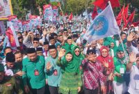 Pasangan Rohmi-Firin resmi mendaftar ke KPUD NTB, membawa harapan baru untuk masa depan yang lebih baik bersama ribuan pendukung yang bersemangat. (Foto: Terkini)