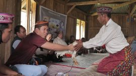 PT PLN (Persero) Unit Induk Pembangunan Nusa Tenggara (UIP Nusra) kembali menunjukkan komitmennya dengan menggelar prosesi adat Takung Wae Teku di Poco Leok, Manggarai, Nusa Tenggara Timur (NTT). (Foto: Istimewa)