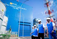 Direktur Jenderal Ketenagalistrikan Kementerian Energi dan Sumber Daya Mineral, Jisman Hutajulu (kedua dari kiri), Direktur Utama PLN, Darmawan Prasodjo (kedua dari kanan), Direktur Manajemen Pembangkitan PLN, Adi Lumakso (kiri) dan Direktur Utama PLN Indonesia Power, Edwin Nugraha Putra (kanan) ketika meninjau PLTGU Tambak Lorok Blok 3 di Semarang pada Jumat (30/8). (Foto: Istimewwa)