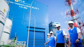 Direktur Jenderal Ketenagalistrikan Kementerian Energi dan Sumber Daya Mineral, Jisman Hutajulu (kedua dari kiri), Direktur Utama PLN, Darmawan Prasodjo (kedua dari kanan), Direktur Manajemen Pembangkitan PLN, Adi Lumakso (kiri) dan Direktur Utama PLN Indonesia Power, Edwin Nugraha Putra (kanan) ketika meninjau PLTGU Tambak Lorok Blok 3 di Semarang pada Jumat (30/8). (Foto: Istimewwa)