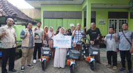 Peringati HUT Kemerdekaan ke-79, YBM PLN NTB menyumbangkan enam sepeda listrik ke Rumah Singgah House of Hope di Mataram, yang menyediakan tempat tinggal sementara bagi warga kurang mampu yang menjalani pengobatan. (Foto: Dok. PLN)