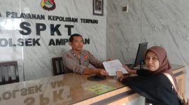 Korban saat melapor dikantor Polsek Ampenan. (Foto: Istimewa)