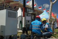 Petugas PLN saat melakukan pemeriksaan panel yang memasok listrik ke Sirkuit Mandalika, Lombok Tengah, NTB selama gelaran MotoGP pada Minggu (29/9). (Foto: Istimewa)