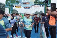 Direktur Legal & Manajemen Human Capital PLN, Yusuf Didi Setiarto (tengah) menjelaskan, 5 unit motor listrik yang disalurkan pada pengemudi Ojol prasejahtera merupakan hasil konversi 14.363 kilogram (kg) emisi karbon yang sukses dihindari oleh 6.470 peserta saat berpartisipasi pada ajang PLN Electric Run 2024. (Foto: Istimewa)