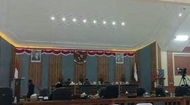 Sidang paripurna DPRD Kabupaten Sumbawa Barat ricuh dan ditunda setelah munculnya protes atas nama Aherudin Sidik dalam penetapan Alat Kelengkapan Dewan. Aherudin, yang telah ditetapkan sebagai calon Wakil Bupati, dinilai melanggar aturan jika masih menjabat di DPRD. (Foto: Istimewa)