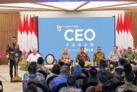 Mewakili ratusan CEO Perusahaan se-Indonesia, Direktur Utama PLN Darmawan Prasodjo (kiri) menyampaikan laporan bertema