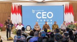 Mewakili ratusan CEO Perusahaan se-Indonesia, Direktur Utama PLN Darmawan Prasodjo (kiri) menyampaikan laporan bertema 