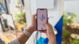 Ilustrasi pelanggan menggunakan fitur EV untuk melakukan pengisian daya kendaraan listrik pada Aplikasi PLN Mobile.