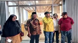 Wakil Ketua Tim Pemenangan MANIS, H. Lalu Hermayadi, bersama simpatisan, memberikan keterangan resmi usai quick count menunjukkan keunggulan pasangan Sumiatun-Ibnu Salim dengan 27,68 persen suara. (Foto: istimewa)