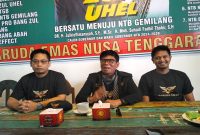 Garuda Emas NTB mantap bersatu di bawah naungan Zul-Uhel, calon pemimpin NTB yang dianggap mampu membawa perubahan nyata. Randy Bugis Peta Lolo DG Ningai bersama tim Garuda Emas NTB menunjukkan kebersamaan dan komitmen kuat untuk mewujudkan NTB yang lebih maju dan sejahtera. (Foto: istimewa)