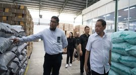 Petugas PLN memeriksa infrastruktur kelistrikan di salah satu industri di Nusa Tenggara Barat, memastikan pasokan listrik yang andal untuk mendukung operasional bisnis yang terus berkembang. (Foto: Dok. PLN)