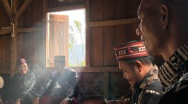 Perwakilan PT PLN (Persero) mengikuti prosesi adat Penti di Poco Leok, Manggarai, pada 5-6 November 2024, sebagai simbol penerimaan PLN sebagai bagian dari keluarga adat Gendang Leda dan dukungan terhadap proyek geothermal Ulumbu 5-6. (Foto: Dok. PLN)