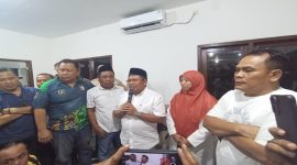 Pasangan Lalu Ahmad Zaini dan Nurul Adha (LAZADHA) bersama tim pemenangan saat menggelar deklarasi kemenangan Pilkada Lombok Barat 2024 di posko utama mereka. Kemenangan ini diklaim berdasarkan data real count Form C1 yang telah tervalidasi dari seluruh saksi di TPS. (Foto: istimewa)