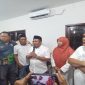 Pasangan Lalu Ahmad Zaini dan Nurul Adha (LAZADHA) bersama tim pemenangan saat menggelar deklarasi kemenangan Pilkada Lombok Barat 2024 di posko utama mereka. Kemenangan ini diklaim berdasarkan data real count Form C1 yang telah tervalidasi dari seluruh saksi di TPS. (Foto: istimewa)