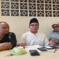 M. Fihiruddin (kiri) bersama Ketua Tim Kuasa Hukumnya, Muhammad Ihwan, SH, MH (tengah), dan rekan, saat memberikan keterangan pers terkait langkah banding atas Putusan PN Mataram No. 135/Pdt.G/2024/PN.Mtr, Selasa (19/11/2024). Banding ini diajukan sebagai bentuk perlawanan terhadap keputusan yang dinilai tidak mencerminkan rasa keadilan. (Foto: istimewa)