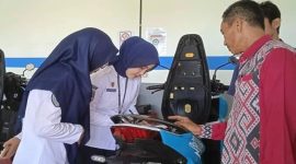 Kepala SMKN 1 Jonggat, Ruju Rahmad, bersama siswa, sedang bekerja di bengkel konversi motor listrik bersertifikat, mendukung transisi energi hijau di Lombok Tengah. (Foto: Dok, PLN)