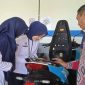 Kepala SMKN 1 Jonggat, Ruju Rahmad, bersama siswa, sedang bekerja di bengkel konversi motor listrik bersertifikat, mendukung transisi energi hijau di Lombok Tengah. (Foto: Dok, PLN)
