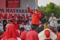 Santri Yusmulyadi, anggota DPRD KSB sekaligus juru kampanye pasangan AMAR-NANI, menyampaikan orasi penuh semangat di hadapan ribuan pendukung di Lapangan Gambo, Brang Ene. Ia menyerukan dukungan kuat dari masyarakat Brang Ene untuk mencapai kemenangan besar bagi pasangan AMANAH. (Foto: istimewa)