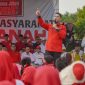 Santri Yusmulyadi, anggota DPRD KSB sekaligus juru kampanye pasangan AMAR-NANI, menyampaikan orasi penuh semangat di hadapan ribuan pendukung di Lapangan Gambo, Brang Ene. Ia menyerukan dukungan kuat dari masyarakat Brang Ene untuk mencapai kemenangan besar bagi pasangan AMANAH. (Foto: istimewa)