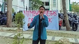 Sam Sukur Rahman, Menteri Kebijakan Kampus, Daerah, dan Nasional DEMA UIN Mataram, menyampaikan kritik tajam terhadap KPU NTB dalam konferensi pers terkait kontroversi tayangan survei di pra-debat Pilgub NTB 2024, Jumat (22/11). (Foto: istimewa)