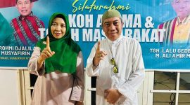 TGH Lalu Gede Sakti Amir Murni dan Hj. Sitti Rohmi Djalilah (Ummi Rohmi), saat pertemuan silaturahmi dengan masyarakat Desa Pengembur, Lombok Tengah, pada Hari Pahlawan 2024 (10/11/2024). (Foto: istimewa)