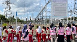 PLN juga mengenalkan inisiatif energi hijau seperti pemanfaatan energi surya dan angin sebagai sumber listrik ramah lingkungan. (Foto: Dok. PLN)
