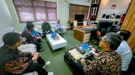 General Manager PLN NTB, Sudjarwo, bersama Ketua KPU NTB, Muhammad Khuwailid, dan tim lainnya berdiskusi mematangkan strategi kelistrikan untuk Pilkada Serentak 2024. (Foto: Dok. PLN)