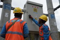 Petugas PLN memeriksa infrastruktur kelistrikan di Desa Sakuru, Kabupaten Bima, dalam upaya memperkuat rasio elektrifikasi di wilayah terpencil. (Foto: Dok. PLN)