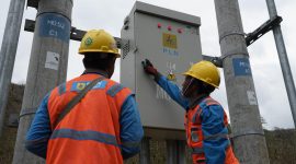 Petugas PLN memeriksa infrastruktur kelistrikan di Desa Sakuru, Kabupaten Bima, dalam upaya memperkuat rasio elektrifikasi di wilayah terpencil. (Foto: Dok. PLN)