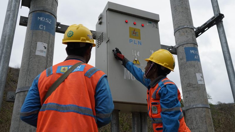 Petugas PLN memeriksa infrastruktur kelistrikan di Desa Sakuru, Kabupaten Bima, dalam upaya memperkuat rasio elektrifikasi di wilayah terpencil. (Foto: Dok. PLN)
