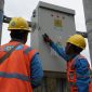 Petugas PLN memeriksa infrastruktur kelistrikan di Desa Sakuru, Kabupaten Bima, dalam upaya memperkuat rasio elektrifikasi di wilayah terpencil. (Foto: Dok. PLN)
