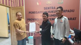 Direktur LOGIS NTB, M Fihiruddin, resmi menyerahkan laporan dugaan pelanggaran netralitas ASN oleh Kadispar NTB, Jamaludin Malady, kepada Sentra Gakkumdu NTB. Langkah ini dilakukan terkait penyebaran konten kampanye Paslon 01 di grup WhatsApp resmi Dinas Pariwisata NTB saat hari tenang Pilkada. (Foto: istimewa)