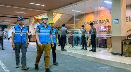 Petugas PLN NTB memantau sistem kelistrikan di Hotel Lombok Raya saat debat terbuka Pilkada NTB 2024, memastikan pasokan listrik tetap stabil sepanjang acara. (Foto: Dok. PLN)