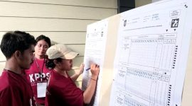 Petugas KPPS sedang mencatat hasil perolehan suara Pilkada 2024 di TPS 1 Lingkungan Pusaka, Mataram. Berdasarkan penghitungan, pasangan Iqbal-Dinda unggul dengan 146 suara, diikuti Zul-Uhel dengan 129 suara, dan Rohmi-Firin di posisi ketiga dengan 62 suara. (Foto: istimewa)