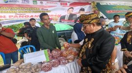 Gubernur NTB (berbusana adat) tengah mengunjungi stan Bale Bawang Merah dalam acara Gerakan Pangan Murah yang diselenggarakan oleh Badan Pangan Nasional bersama Dinas Ketahanan Pangan NTB, Sabtu (14/12/2024). Acara ini bertujuan menekan inflasi dan menjaga stabilitas harga kebutuhan pokok, termasuk bawang merah, cabai, dan kentang. (Foto: istimewa)