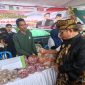 Gubernur NTB (berbusana adat) tengah mengunjungi stan Bale Bawang Merah dalam acara Gerakan Pangan Murah yang diselenggarakan oleh Badan Pangan Nasional bersama Dinas Ketahanan Pangan NTB, Sabtu (14/12/2024). Acara ini bertujuan menekan inflasi dan menjaga stabilitas harga kebutuhan pokok, termasuk bawang merah, cabai, dan kentang. (Foto: istimewa)