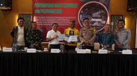 Pemilik tanah di Manggarai menerima dana ganti rugi dari PLN dalam acara resmi di Aula Hotel Spring Hill, Ruteng. (Foto: Dok. PLN)