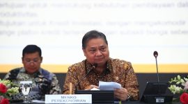 Menteri Koordinator Bidang Perekonomian, Airlangga Hartarto, memberikan penjelasan mengenai kebijakan diskon listrik 50% untuk 81,4 juta pelanggan rumah tangga, sebagai langkah strategis pemerintah untuk menjaga daya beli masyarakat dan mendukung ekonomi nasional. Foto diambil saat konferensi pers pada Senin, 16 Desember 2024. (Foto: Dok. PLN)