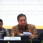 Menteri Koordinator Bidang Perekonomian, Airlangga Hartarto, memberikan penjelasan mengenai kebijakan diskon listrik 50% untuk 81,4 juta pelanggan rumah tangga, sebagai langkah strategis pemerintah untuk menjaga daya beli masyarakat dan mendukung ekonomi nasional. Foto diambil saat konferensi pers pada Senin, 16 Desember 2024. (Foto: Dok. PLN)
