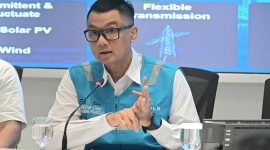 Direktur Utama PLN Darmawan Prasodjo menegaskan, sebagai bagian dari BUMN sektor energi, pihaknya siap menjalankan arahan Pemerintah untuk memberikan kenyamanan kepada masyarakat selama perayaan Nataru. PLN telah melakukan persiapan preventif dengan memastikan seluruh sistem kelistrikan dalam kondisi andal sejak jauh-jauh hari. (Foto: Dok. PLN)