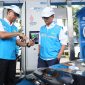 Direktur Utama PLN, Darmawan Prasodjo saat menjelaskan fitur Electric Vehicle Digital Services (EVDS) pada aplikasi PLN Mobile kepada Wakil Menteri BUMN sekaligus Komisaris PLN, Aminuddin Ma'ruf di SPKLU Rest Area KM 43A Tol Jakarta - Merak, Selasa (24/12). Hadirnya beragam fitur untuk electric vehicle di PLN Mobile, diharapkan semakin memudahkan serta meningkatkan kenyamanan para pengguna kendaraan listrik. (Foto: Dok. PLN)