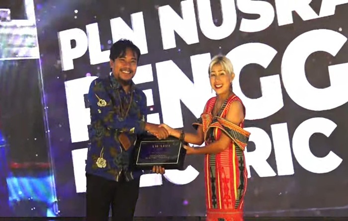 Asisten Manager Pertanahan PLN UIP Nusra 2, Lalu Irlan Jayadi, menerima penghargaan Pos Kupang Award 2024 atas kontribusi PLN dalam pengembangan ekosistem kendaraan listrik di Nusa Tenggara. (Foto: Dok. PLN)