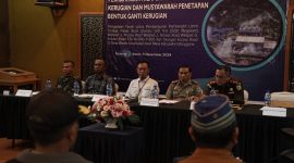 Para pemilik lahan bersama perwakilan PLN, tokoh adat, dan pemerintah daerah saat musyawarah penetapan ganti rugi untuk proyek PLTP Ulumbu Unit 5-6 di Kabupaten Manggarai, Senin (9/12/2024). (Foto: Dok. PLN)