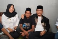 Potret Gus Miftah bersama seorang penjual es teh bakul di Magelang, Sunhaji. (Dok. Istimewa)